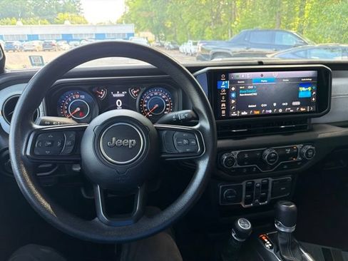 Used 2024 Jeep Gladiator Sport AWD/4WD image 17