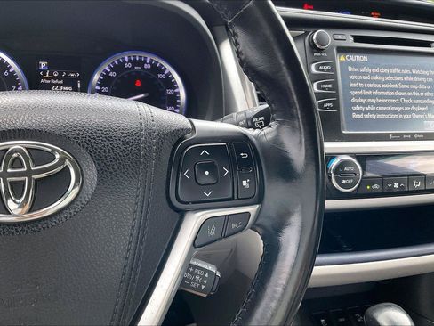 Used 2018 Toyota Highlander XLE AWD/4WD image 19