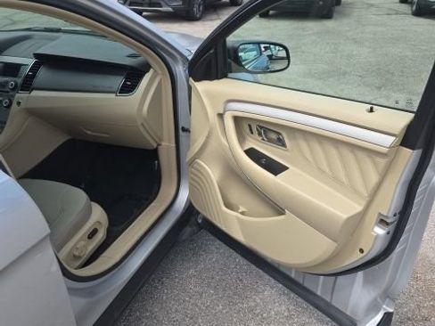 Used 2018 Ford Taurus SE FWD image 32