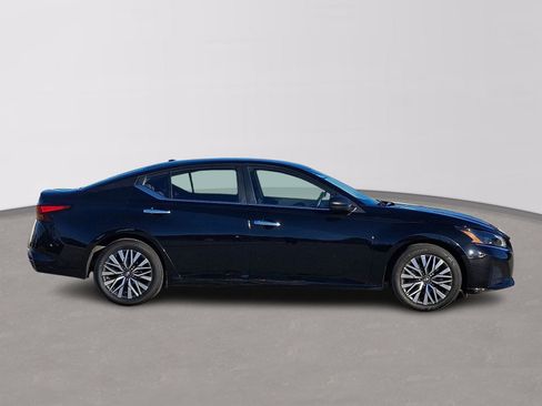 Used 2024 Nissan Altima 2.5 SV image 7