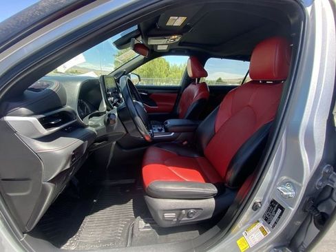 Used 2022 Toyota Highlander XSE AWD/4WD image 11