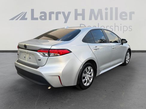 Used 2025 Toyota Corolla LE FWD image 5