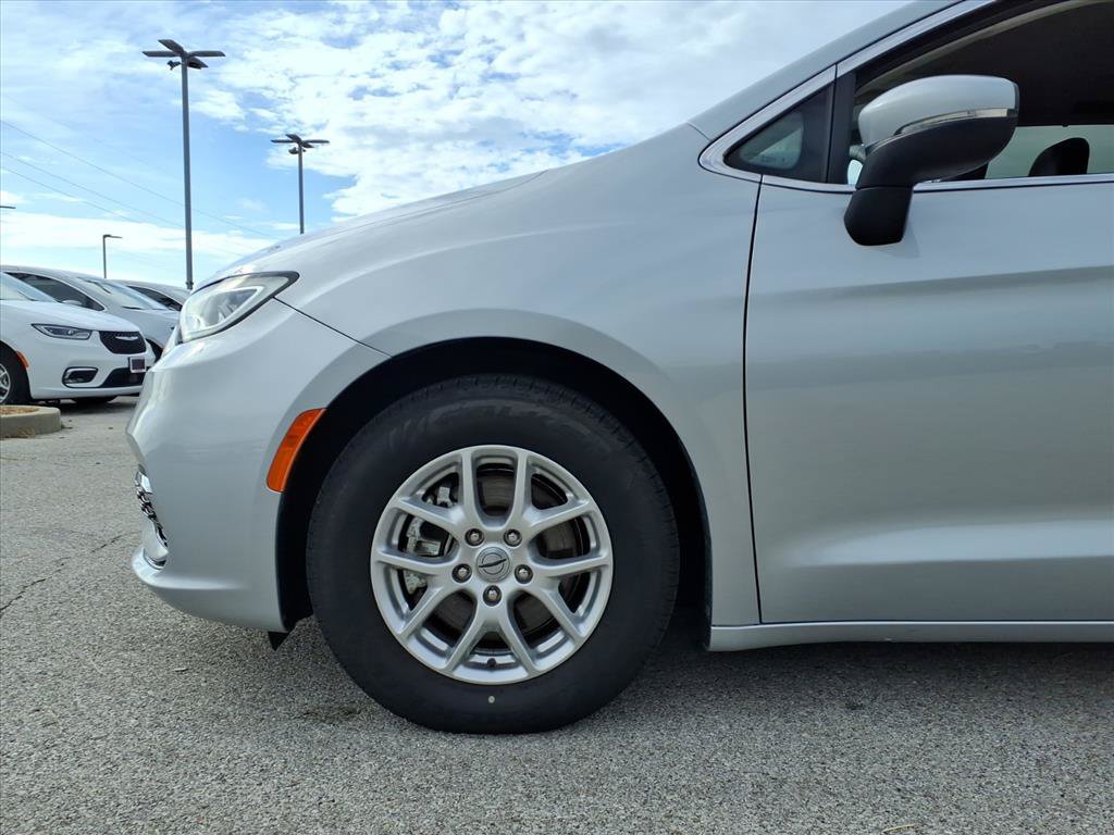 Used 2023 Chrysler Pacifica Touring-L FWD image 5