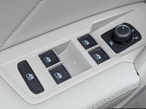 Certified 2022 Volkswagen Tiguan SE w/ Panoramic Sunroof Package AWD/4WD image 19