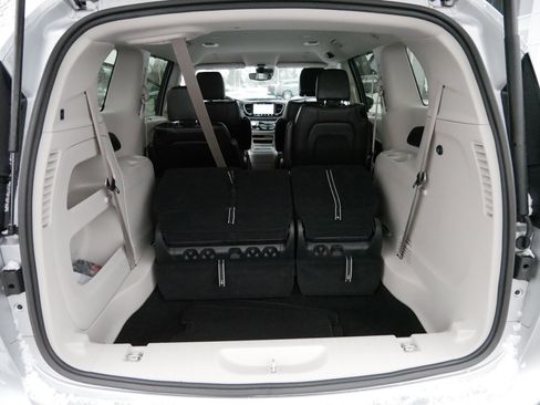 Used 2024 Chrysler Pacifica Touring-L image 18