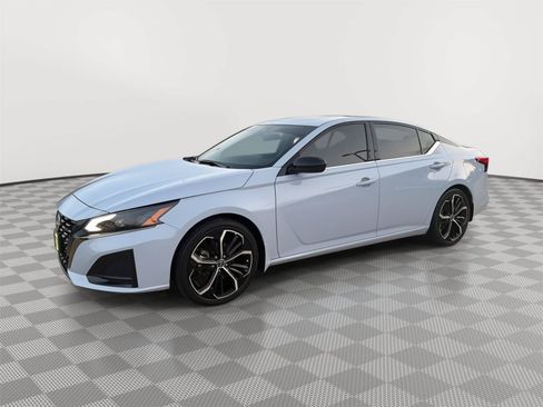 Used 2024 Nissan Altima 2.5 SR w/ SR Premium Package FWD image 4