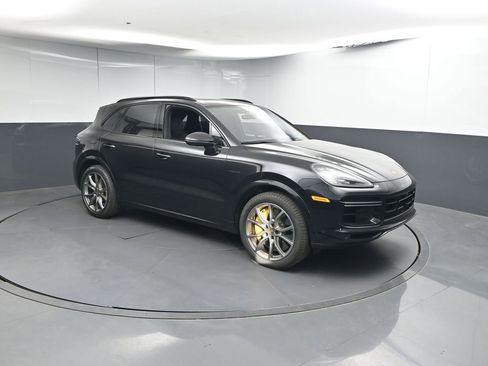 Certified 2022 Porsche Cayenne Turbo S AWD/4WD image 27