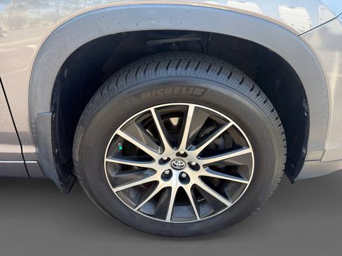 Used 2018 Toyota Highlander SE AWD/4WD image 16