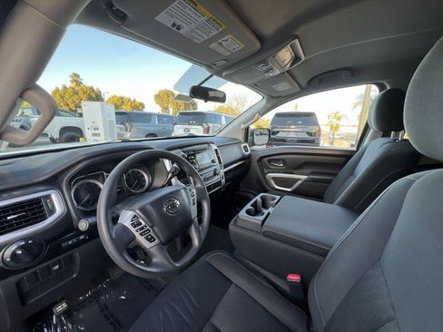 Used 2018 Nissan Titan SV image 10