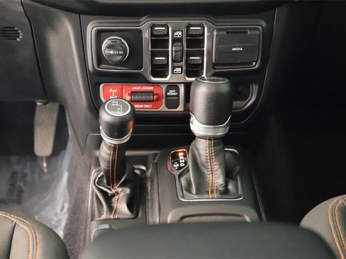 Used 2023 Jeep Gladiator Mojave w/ Cold Weather Group image 21