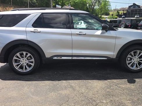 Used 2020 Ford Explorer XLT w/ Equipment Group 202A AWD/4WD image 19