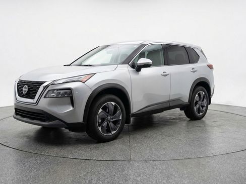 Used 2025 Nissan Rogue SV image 3