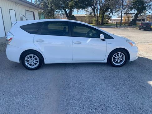 Used 2014 Toyota Prius V Five image 1