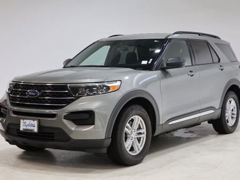 Used 2020 Ford Explorer XLT w/ Comfort Package AWD/4WD image 3