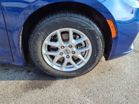 Used 2021 Chrysler Pacifica Touring-L image 32