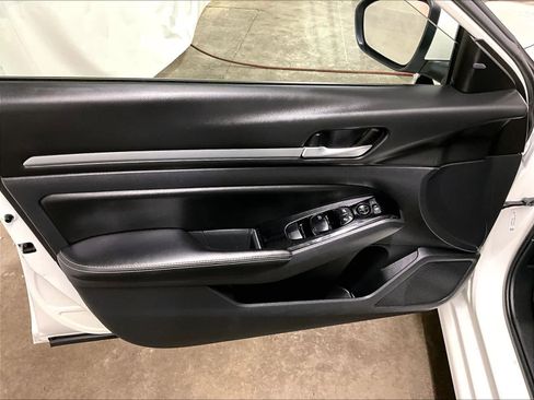Used 2023 Nissan Altima 2.5 SV FWD image 9