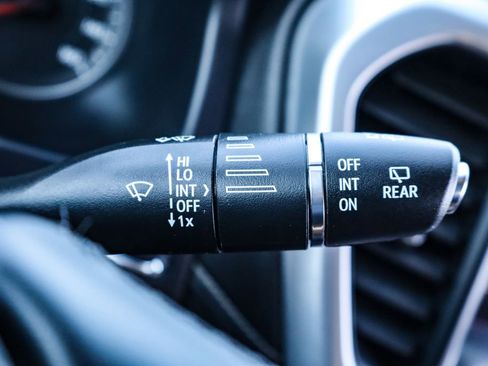 Used 2023 GMC Acadia SLT image 25