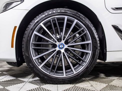 Used 2023 BMW 530e w/ Premium Package image 40