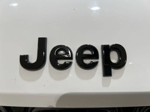 Used 2025 Jeep Grand Cherokee Summit AWD/4WD image 28