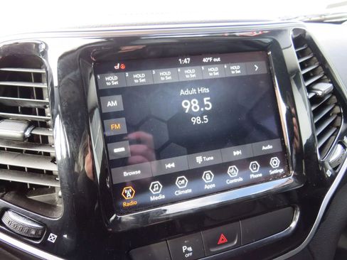 Used 2020 Jeep Cherokee Limited image 19