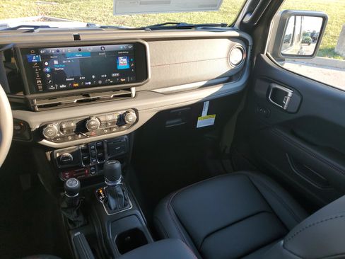 New 2026 Jeep Wrangler Unlimited Rubicon image 15