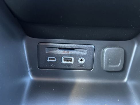 Used 2024 GMC Terrain SLT image 28