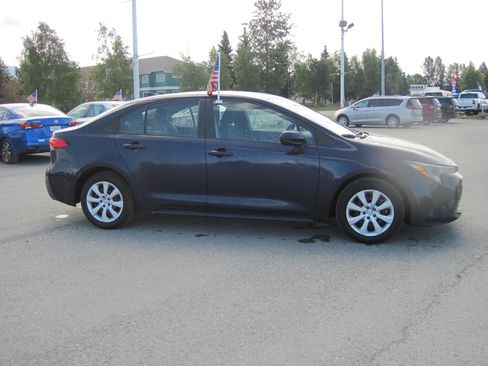 Used 2023 Toyota Corolla LE image 3