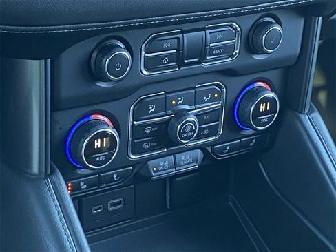 Used 2023 Chevrolet Suburban Z71 w/ Luxury Package image 31