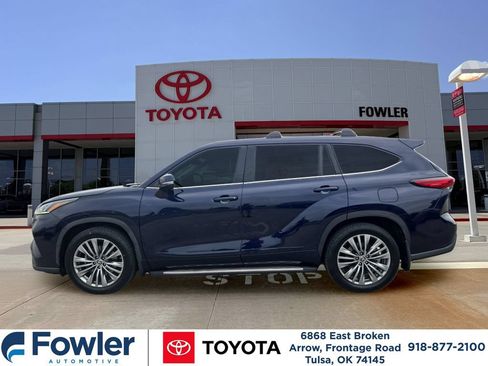 Used 2022 Toyota Highlander Platinum AWD/4WD image 2