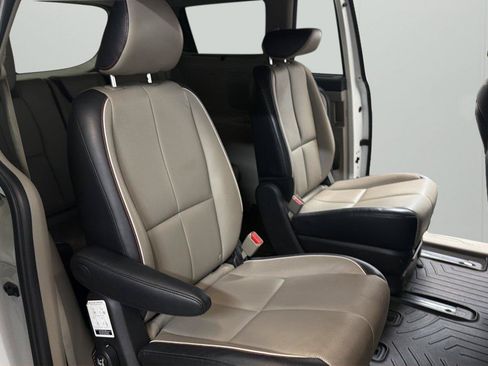Used 2019 Kia Sedona EX FWD image 13