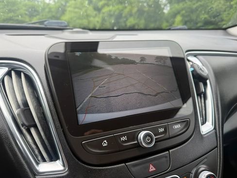 Used 2018 Chevrolet Malibu LT w/ Leather Package FWD image 17