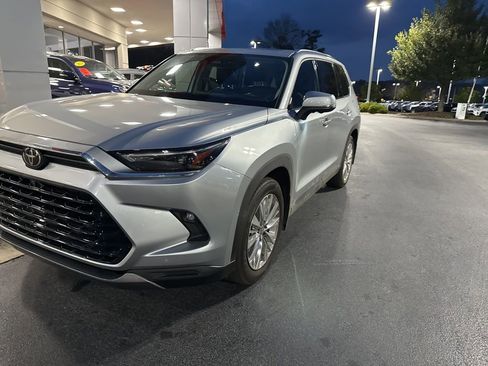 Used 2024 Toyota Grand Highlander Platinum image 2