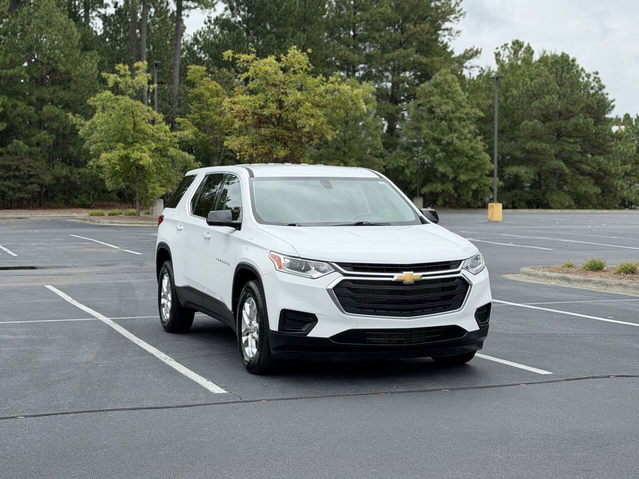 Used 2020 Chevrolet Traverse LS FWD image 1