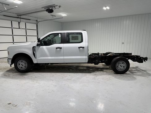 New 2026 Ford F250 XL w/ XL Chrome Package image 4