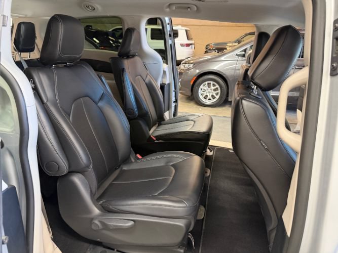 Used 2024 Chrysler Pacifica Limited FWD image 30