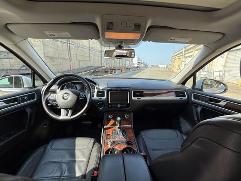 Used 2012 Volkswagen Touareg Sport image 18