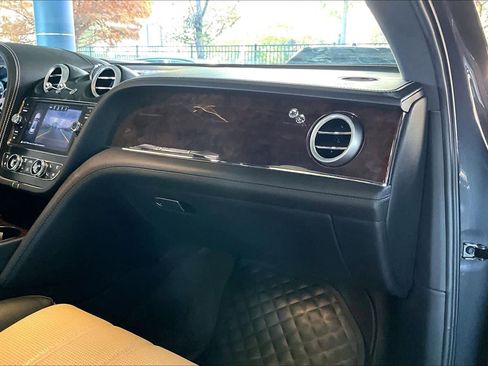 Used 2018 Bentley Bentayga Activity image 18