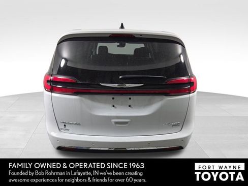 Used 2024 Chrysler Pacifica Limited AWD/4WD image 8