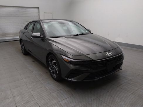 Used 2025 Hyundai Elantra SEL FWD image 13