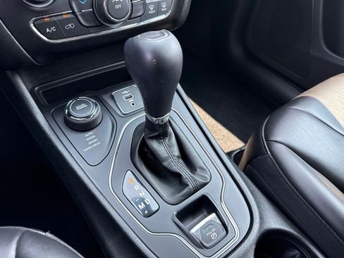 Used 2019 Jeep Cherokee Latitude Plus w/ Cold Weather Group AWD/4WD image 27
