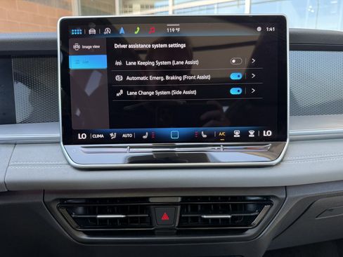 Used 2025 Volkswagen Tiguan SE w/ Panoramic Sunroof Package AWD/4WD image 22