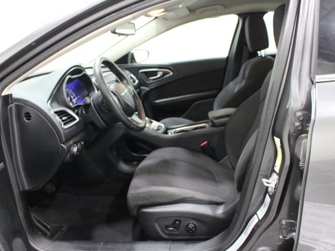 Used 2015 Chrysler 200 Limited w/ Convenience Group FWD image 3