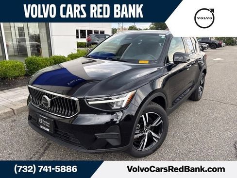 Used 2025 Volvo XC40 B5 Core AWD/4WD image 1