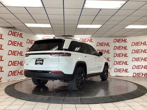 Used 2023 Jeep Grand Cherokee Altitude AWD/4WD image 7