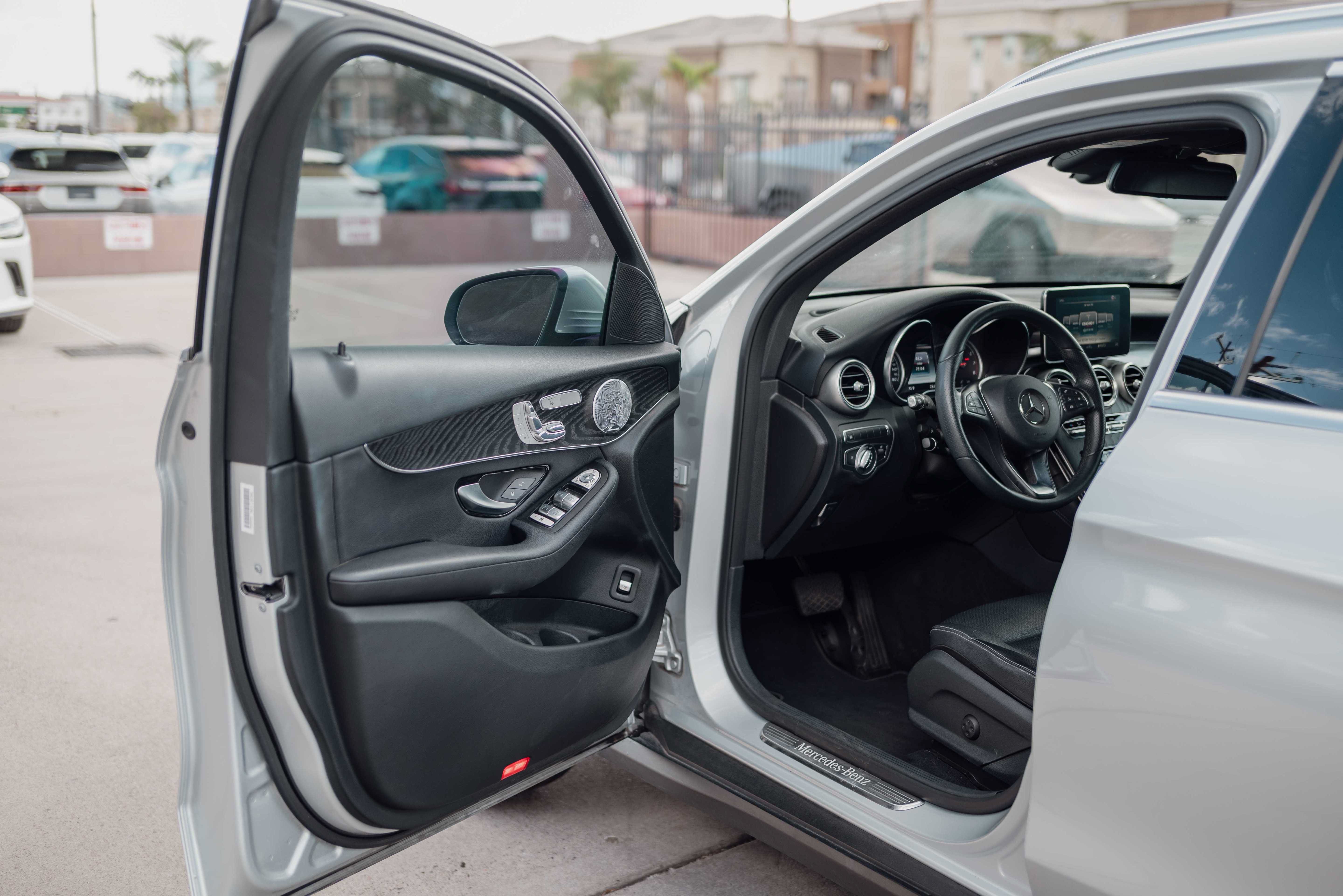 Used 2017 Mercedes-Benz GLC 300 w/ Premium 2 Package image 5