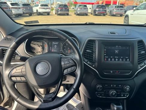 Used 2019 Jeep Cherokee Latitude Plus AWD/4WD image 12