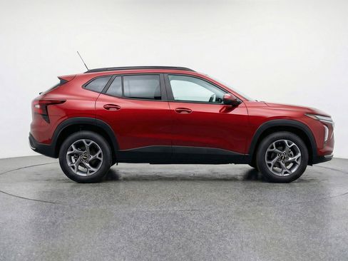 Used 2025 Chevrolet Trax LT w/ LT Convenience Package FWD image 11