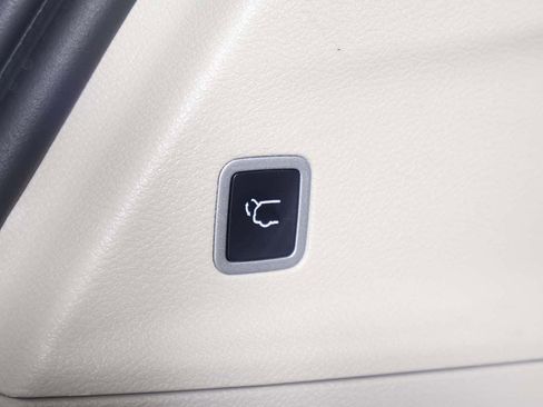Used 2023 Chrysler Pacifica Touring-L FWD image 21