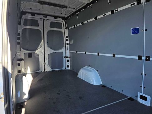 Used 2025 Mercedes-Benz Sprinter 2500 image 13