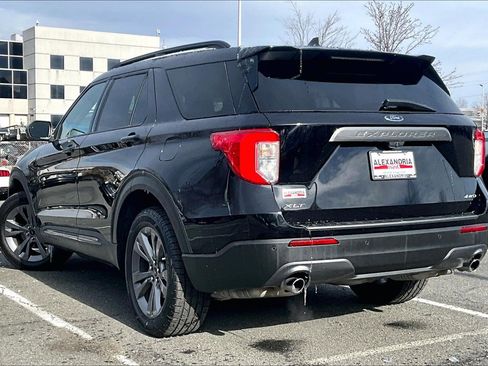 Used 2022 Ford Explorer XLT w/ Equipment Group 202A image 10